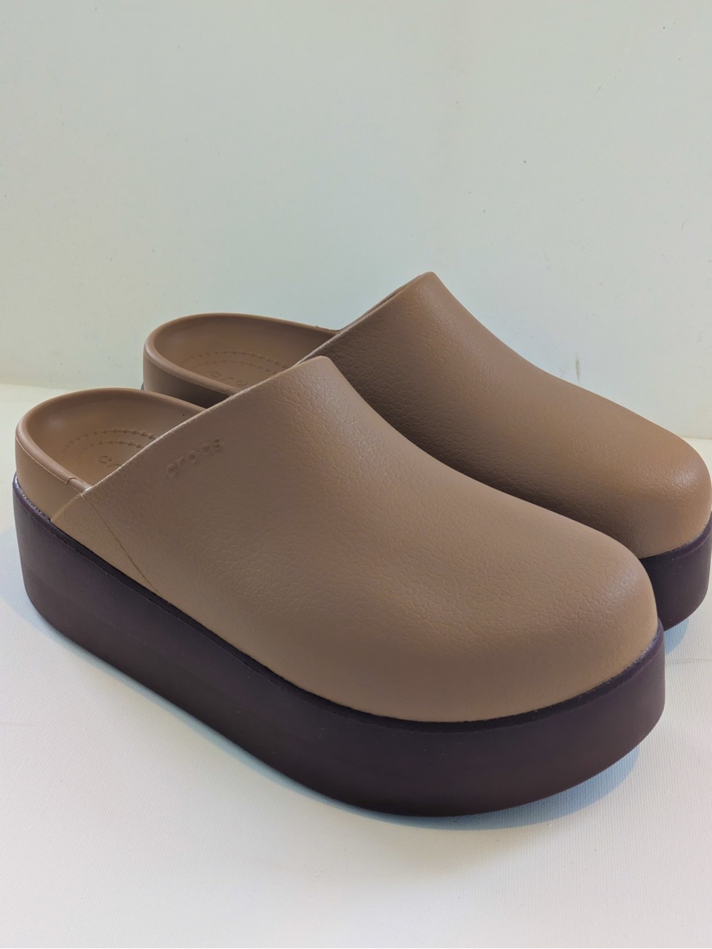 ❤️ Back In Stock Dylan Platform Crocs - Picture 3 of 10